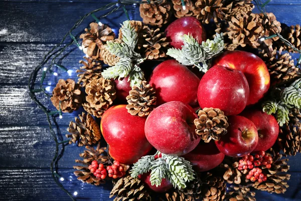 Рождественские яблоки на деревянном столе — стоковое фото