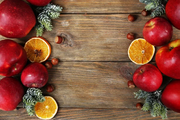 Maçãs de Natal na mesa de madeira — Fotografia de Stock