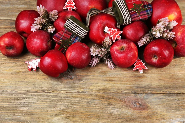 Weihnachtsäpfel auf Holztisch — Stockfoto