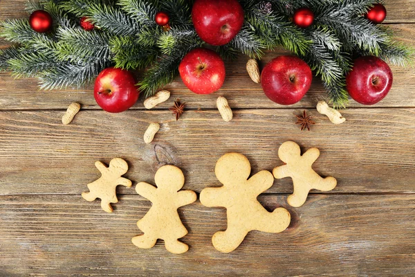 Biscuits de Noël et fruits sur table en bois — Photo