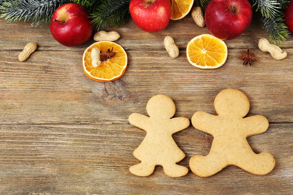 Biscuits de Noël et fruits sur table en bois — Photo