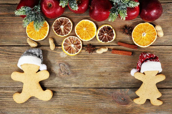 Biscuits de Noël et fruits sur table en bois — Photo