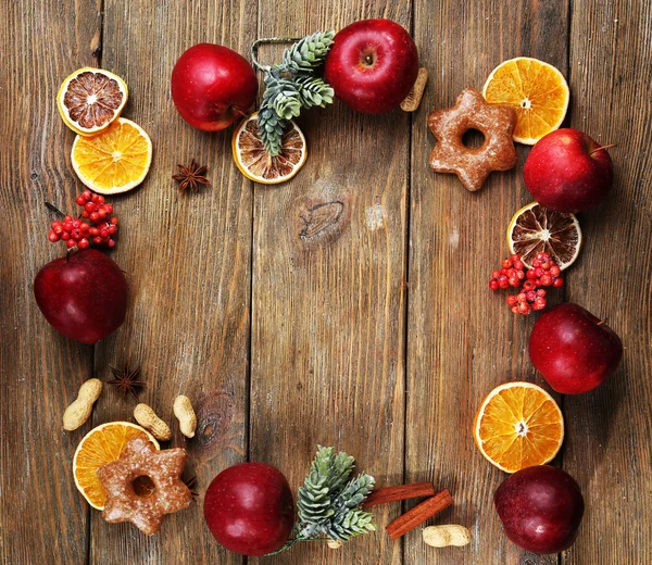 Kerstmis frame met appelen en cookies op houten tafel — Stockfoto