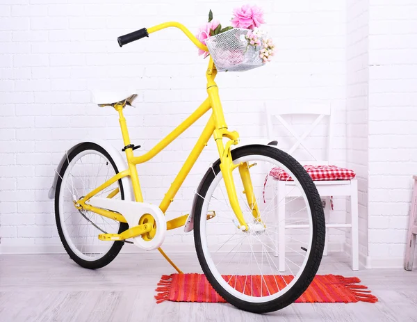 Yellow retro bicycle in spacious bright room — Stock Photo, Image