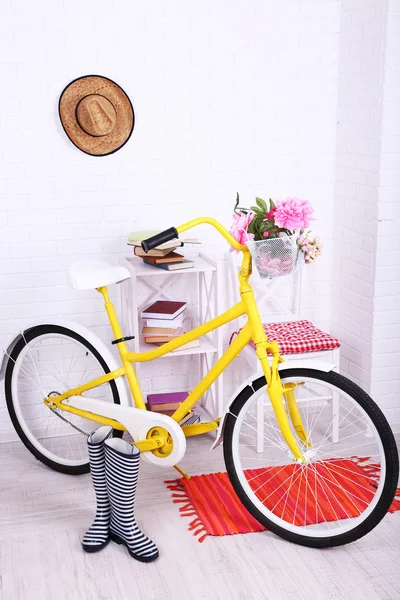 Yellow retro bicycle in spacious bright room — Stock Photo, Image