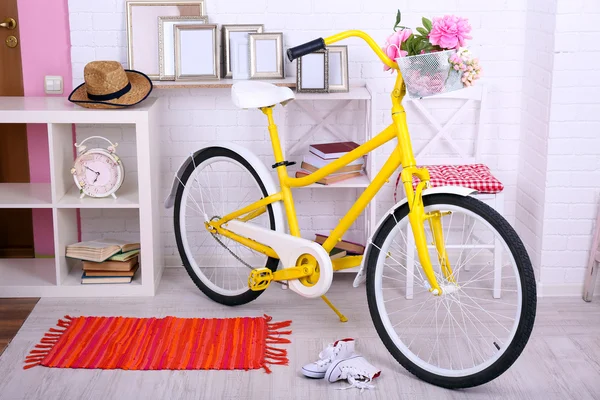 Желтый ретро-велосипед в просторной светлой комнате — стоковое фото
