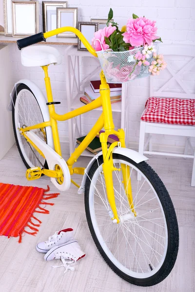 Bicicleta retro amarilla en amplia habitación luminosa — Foto de Stock