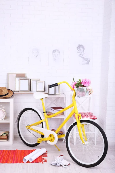 Vélo rétro jaune dans une chambre lumineuse spacieuse — Photo