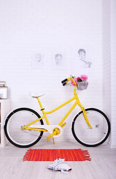 Sarı retro Bisiklet geniş parlak oda içinde — Stok fotoğraf