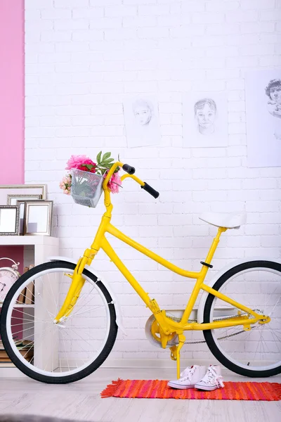 Bicicleta retro amarela no quarto brilhante espaçoso — Fotografia de Stock