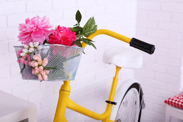 Vélo rétro jaune dans une chambre lumineuse spacieuse — Photo