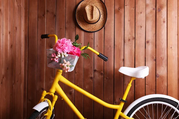 Vélo rétro jaune dans une maison en bois — Photo