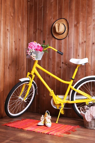 Vélo rétro jaune dans une maison en bois — Photo