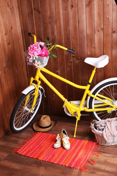 Bicicleta retro amarillo en casa de madera — Foto de Stock
