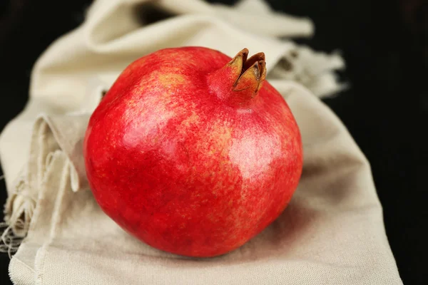 Romãs maduras suculentas na toalha de mesa — Fotografia de Stock