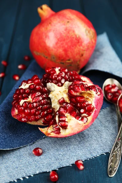 Sappige rijp Granaatappels op houten tafel — Stockfoto