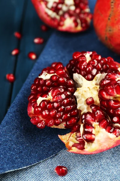 Sappige rijp Granaatappels op houten tafel — Stockfoto