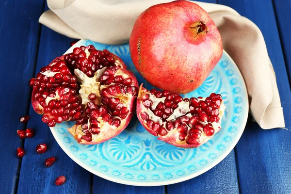 Sappige rijp Granaatappels op houten tafel — Stockfoto