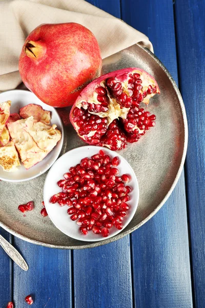 Sappige rijp Granaatappels op houten tafel — Stockfoto