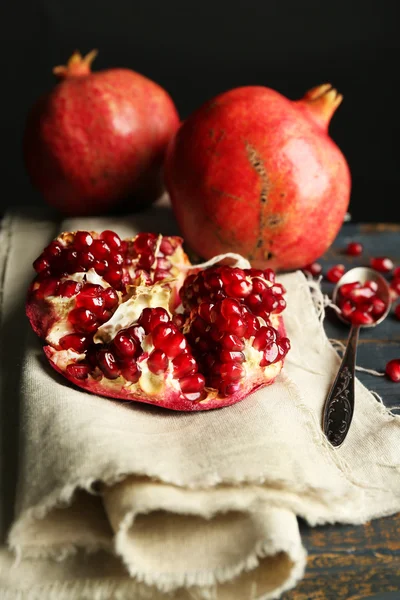 Sappige rijp Granaatappels op houten tafel, op donkere achtergrond — Stockfoto