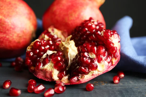 Sappige rijp Granaatappels op houten tafel, op donkere achtergrond — Stockfoto