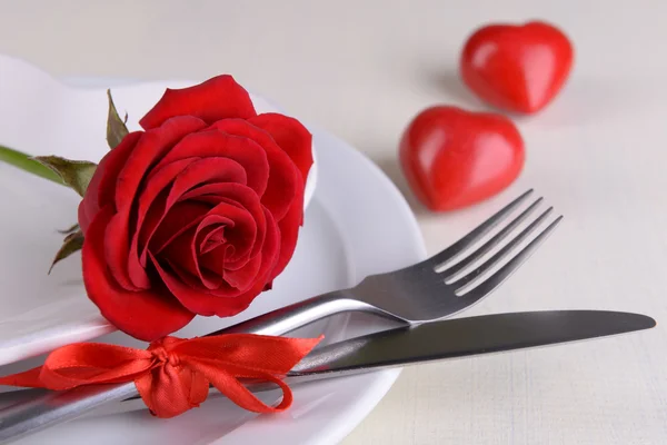 Fijación de mesa festiva para el Día de San Valentín sobre fondo claro —  Fotos de Stock