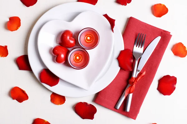 Feestelijke tabel instellen voor Valentijnsdag op lichte achtergrond — Stockfoto