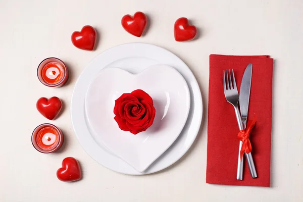 Накрытие праздничного стола ко Дню Святого Валентина на светлом фоне — стоковое фото