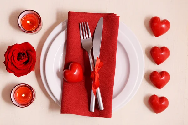 Apparecchiatura tavola festiva per San Valentino su sfondo chiaro — Foto Stock