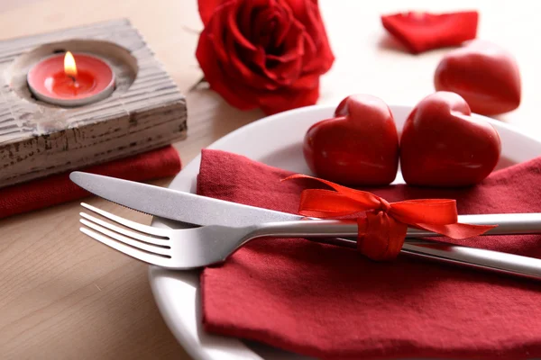 Feestelijke tabel instellen voor Valentijnsdag op tabelachtergrond — Stockfoto