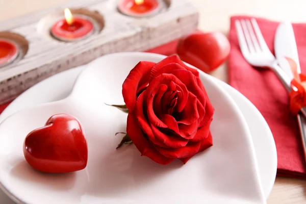 Feestelijke tabel instellen voor Valentijnsdag op tabelachtergrond — Stockfoto