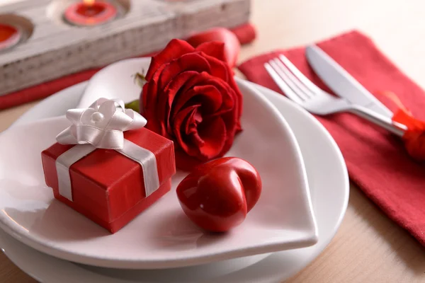 Configuração de mesa festiva para o Dia dos Namorados no fundo da mesa — Fotografia de Stock