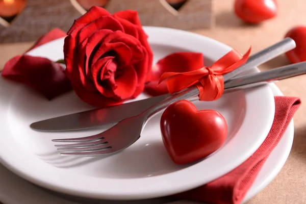 Святковий стіл обстановку для день Святого Валентина на тлі стіл — стокове фото