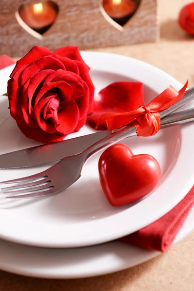 Réglage de table festive pour la Saint-Valentin sur fond de table — Photo