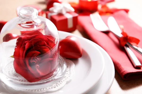 Świąteczny stół ustawienie na Walentynki na tle tabeli — Zdjęcie stockowe