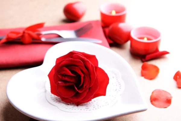 Réglage de table festive pour la Saint-Valentin sur fond de table — Photo