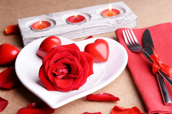 Réglage de table festive pour la Saint-Valentin sur fond de table — Photo