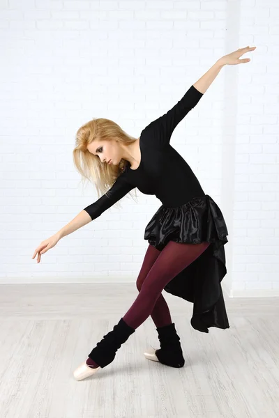 Hermosa bailarina joven sobre fondo de pared — Foto de Stock