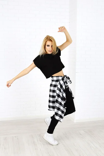 Hip hop dancer dancing on wall background — Stock Photo, Image