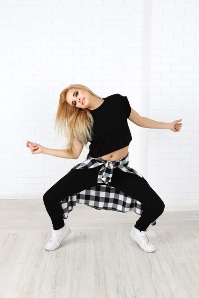 Hip hop danser dansen op muur achtergrond — Stockfoto