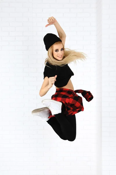 Hip hop dancer dancing on wall background — Stock Photo, Image