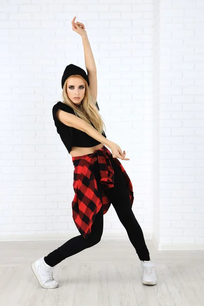 Hip hop danser dansen op muur achtergrond — Stockfoto