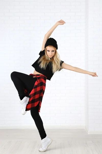 Hip hop dancer dancing on wall background — Stock Photo, Image