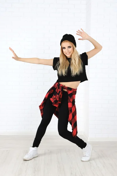 Hip hop dancer dancing on wall background — Stock Photo, Image