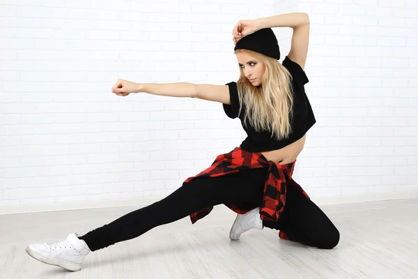 Hip hop ballerino ballare su sfondo parete — Foto Stock