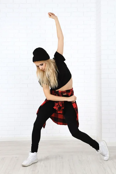 Hip hop tanečnice tančí na zeď na pozadí — Stock fotografie