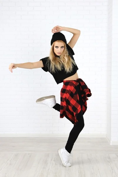 Hip hop dancer dancing on wall background — Stock Photo, Image