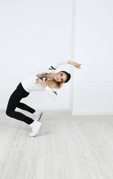 Bailarina de hip hop bailando sobre fondo de pared — Foto de Stock