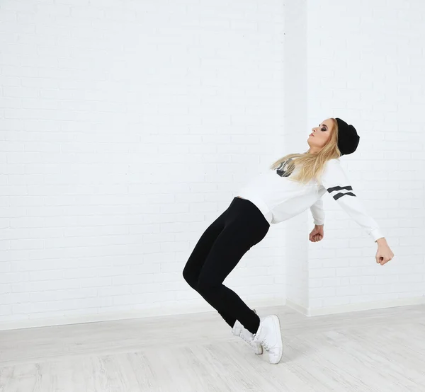 Bailarina de hip hop bailando sobre fondo de pared — Foto de Stock