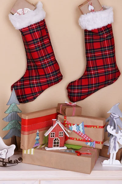 Regalos de Navidad hechos a mano y decoraciones en la chimenea en la habitación — Foto de Stock